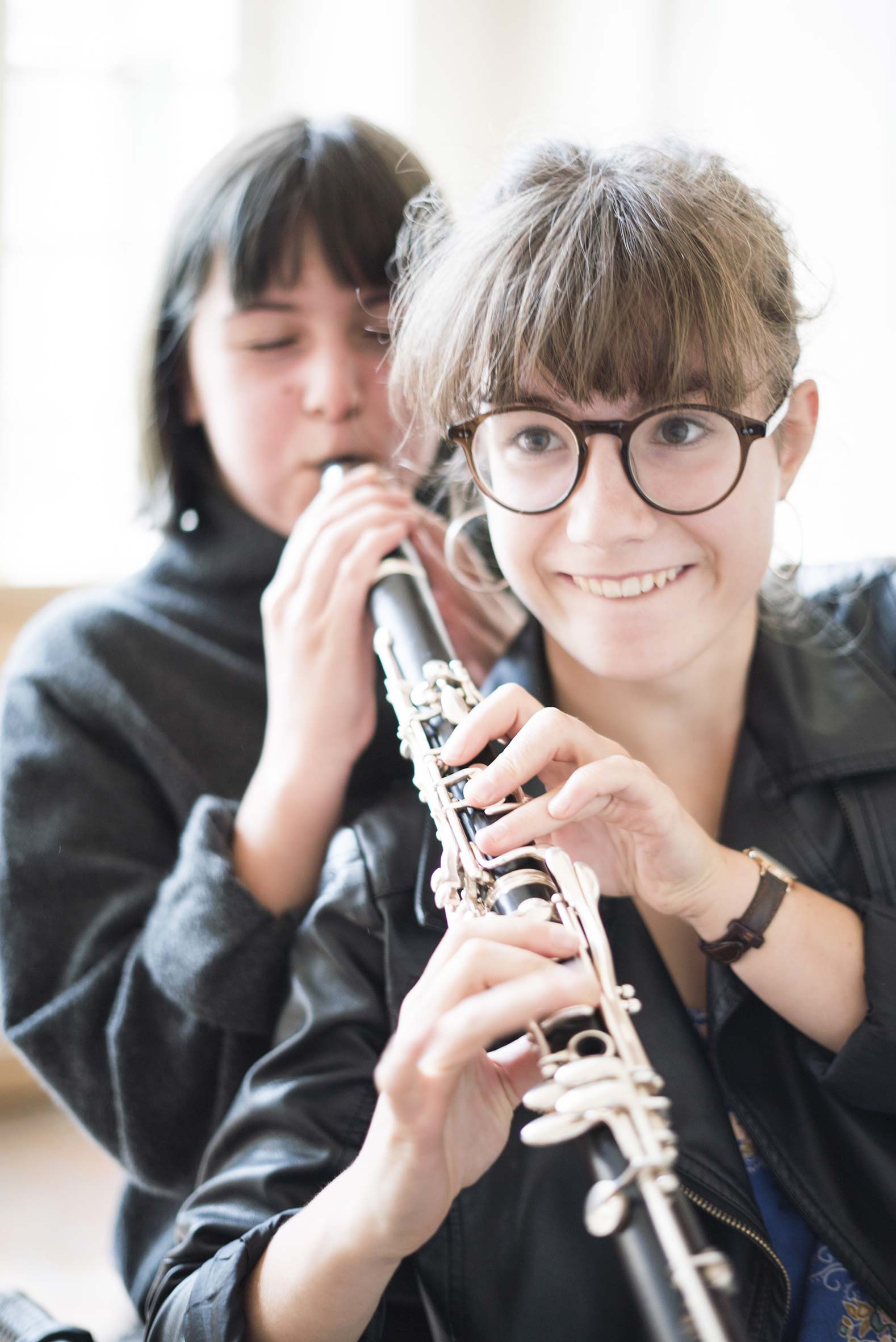 Zwei Mädchen spielen auf einer Klarinette im Bezirksjugendsinfonieorchester Unterfranken