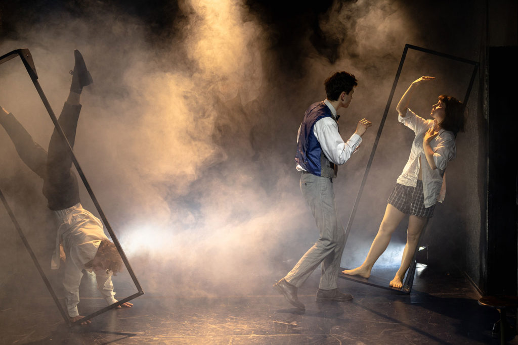 Theater Ensemble "Der Prozess" mit viel Nebel und drei Personen in Würzburg