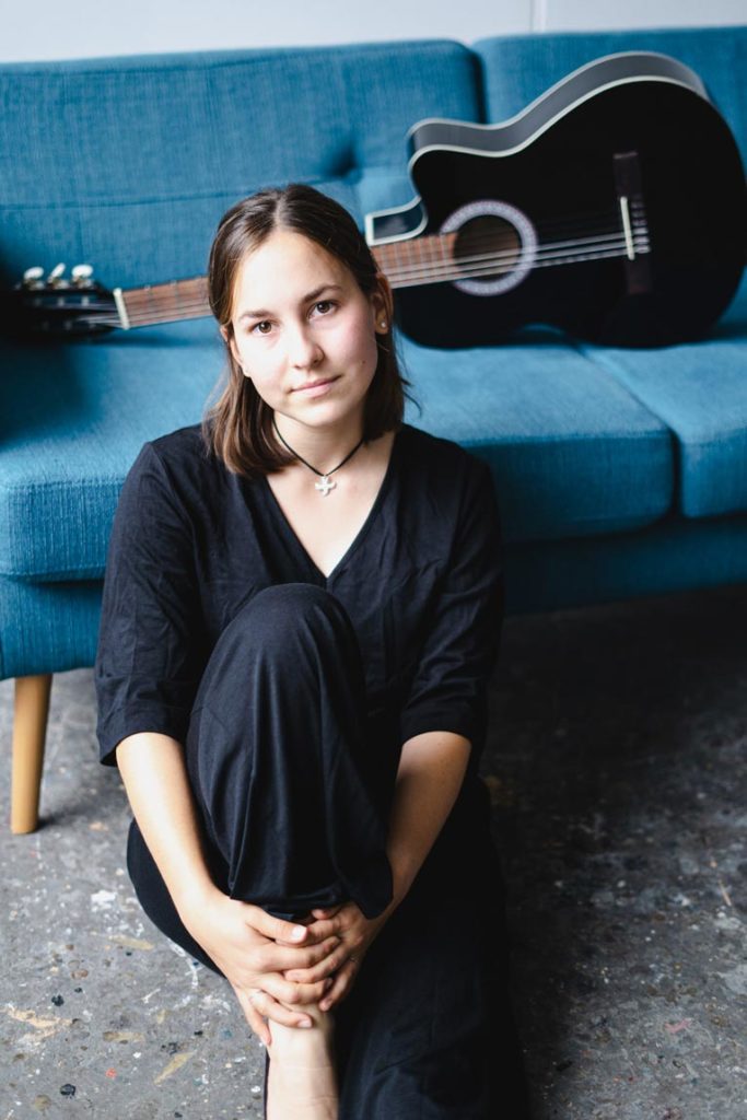 Musikerportrait Tina Wirsching sitzt auf dem Boden