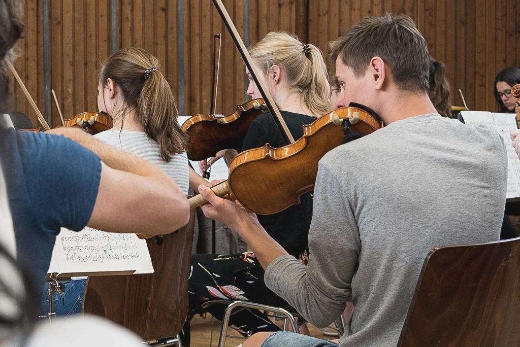 Geigen in der Probe der Jungen Philharmonie Würzburg
