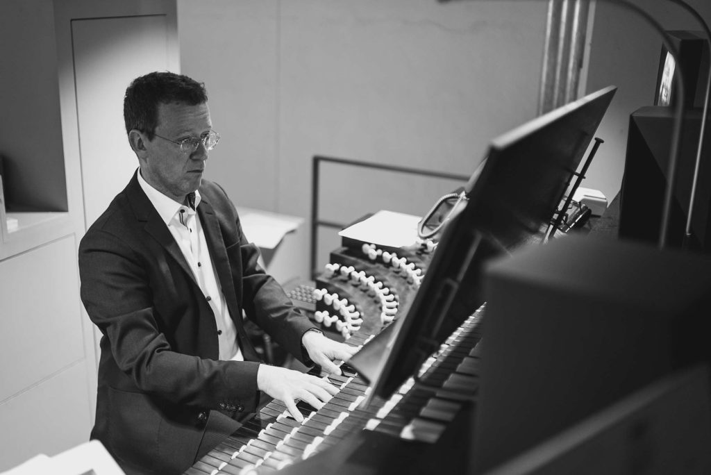 Domorganist Stefan Schmidt spielt an der Orgel im Würzburger Kilians Dom