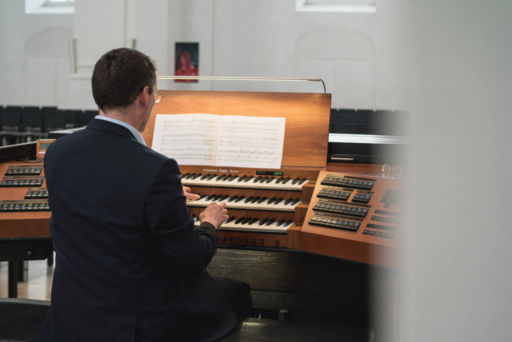 Blick über die Schulter von Domorganist Stefan Schmidt beim Üben an der Klais Orgel in der Augustinerkirche Würzburg.